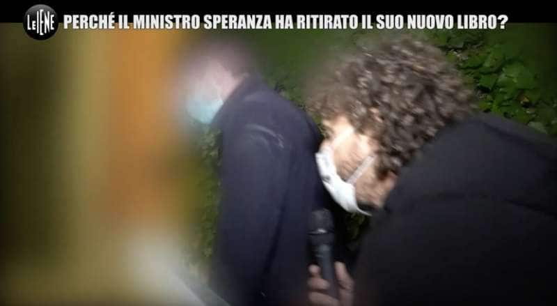 La Iena Filippo Roma Insegue Speranza Per Avere Chiarimenti Sul Libro Fantasma Le Risposte Politica