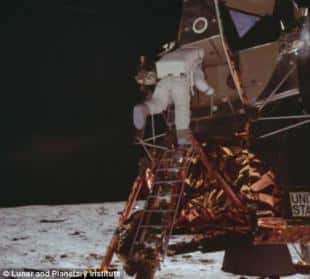 Aldrin raggiunge Neil Armstrong