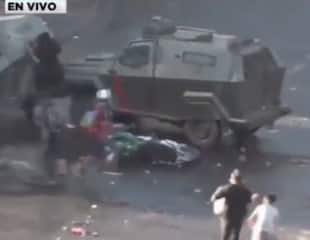 cile, manifestante schiacciato da due camionette dei carabineros 7
