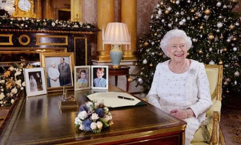 Regali Di Natale Inglese.Volete Sapere Quando Spende La Regina Elisabetta Per I Regali Di Natale Nonna Betta Si E Gia Dagospia