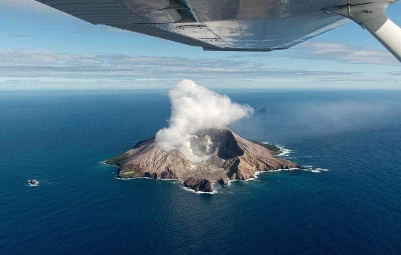 https://cdn-static.dagospia.com/img/foto/12-2019/eruzione-vulcano-sull-isola-white-island-nuova-zelanda-17-1249345.jpg