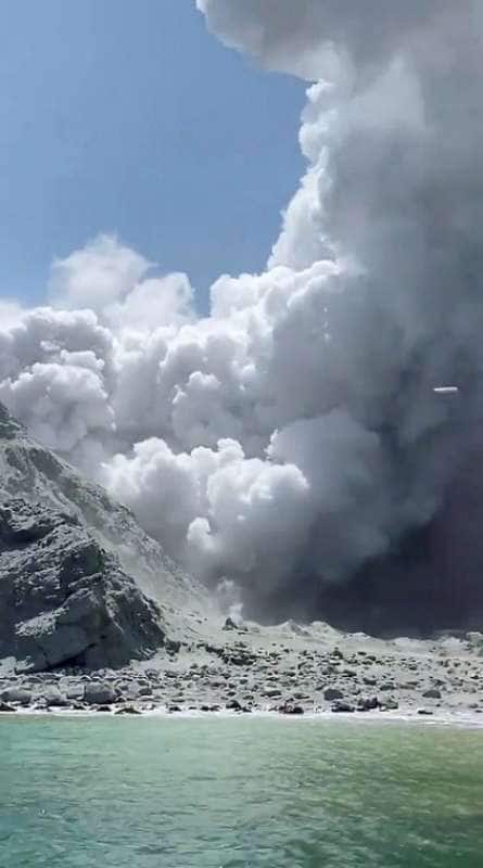 https://cdn-static.dagospia.com/img/foto/12-2019/eruzione-vulcano-sull-isola-white-island-nuova-zelanda-20-1249349.jpg