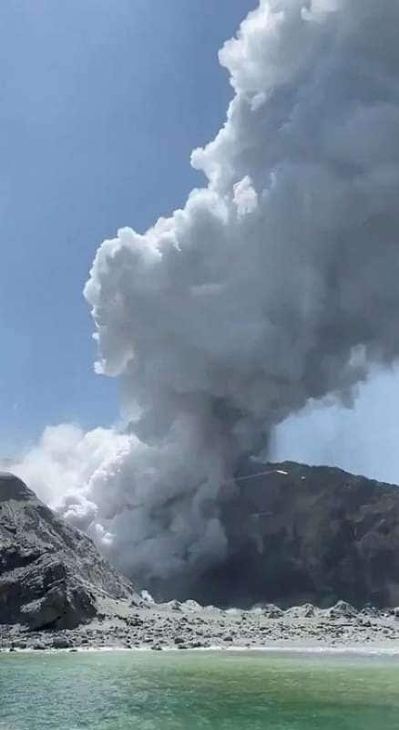 https://cdn-static.dagospia.com/img/foto/12-2019/eruzione-vulcano-sull-isola-white-island-nuova-zelanda-21-1249350.jpg