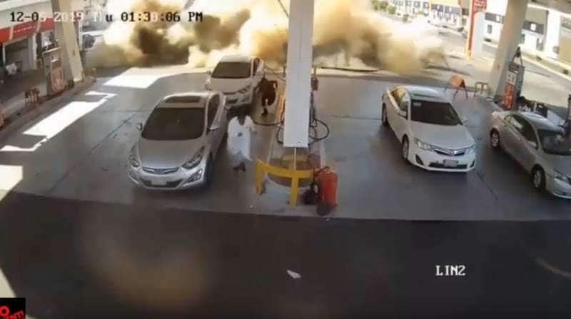 https://cdn-static.dagospia.com/img/foto/12-2019/esplosione-pompa-di-benzina-in-arabia-saudita-11-1249423.jpg