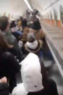 metro roma, scale mobili bloccati alla fermata spagna 3