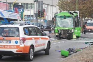 scontro filobus camion dei rifiuti