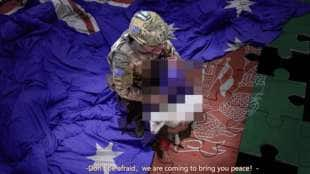 la foto fake twittata da Zhao Lijian con il soldato australiano che sgozza un afghano