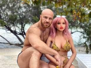 Bodybuilder sposa la sua bambola gonfiabile: Mi eccita più del sesso -  Radio 105