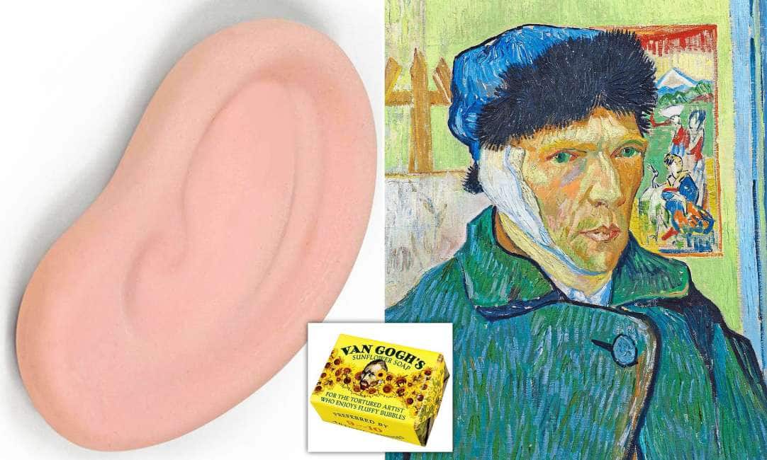 alla mostra di van gogh si vende un souvenir a forma di orecchio