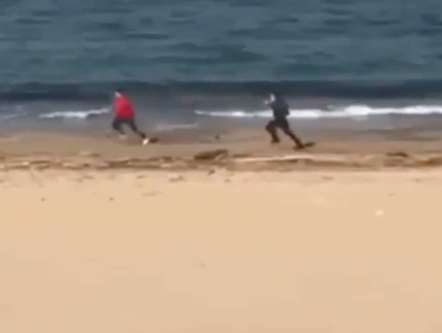 sulla spiaggia di pescara un runner non si ferma all'alt di un ...