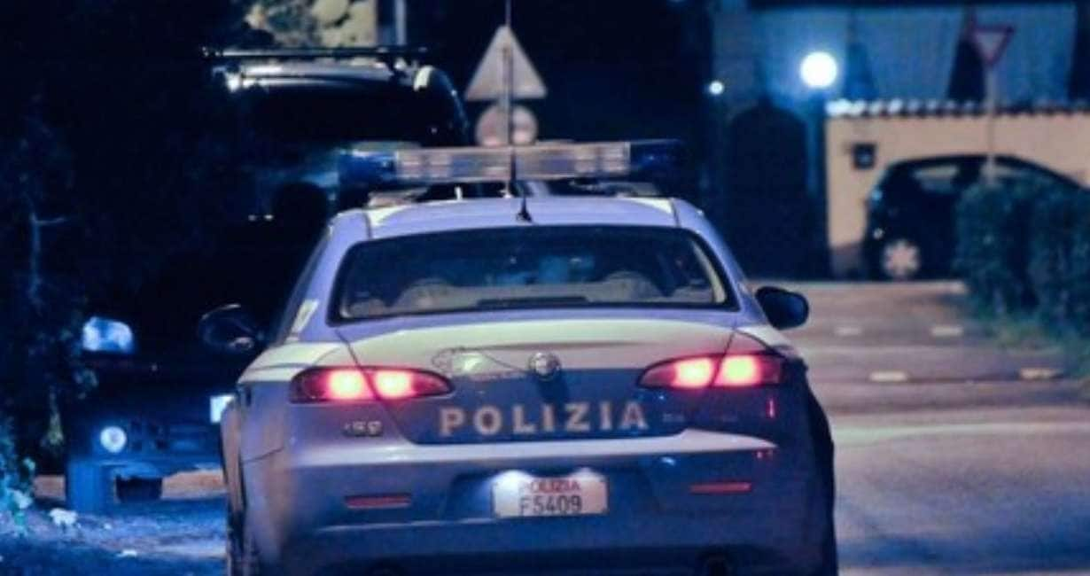 Violenza in strada, lite tra due uomini: uno sferra un colpo col