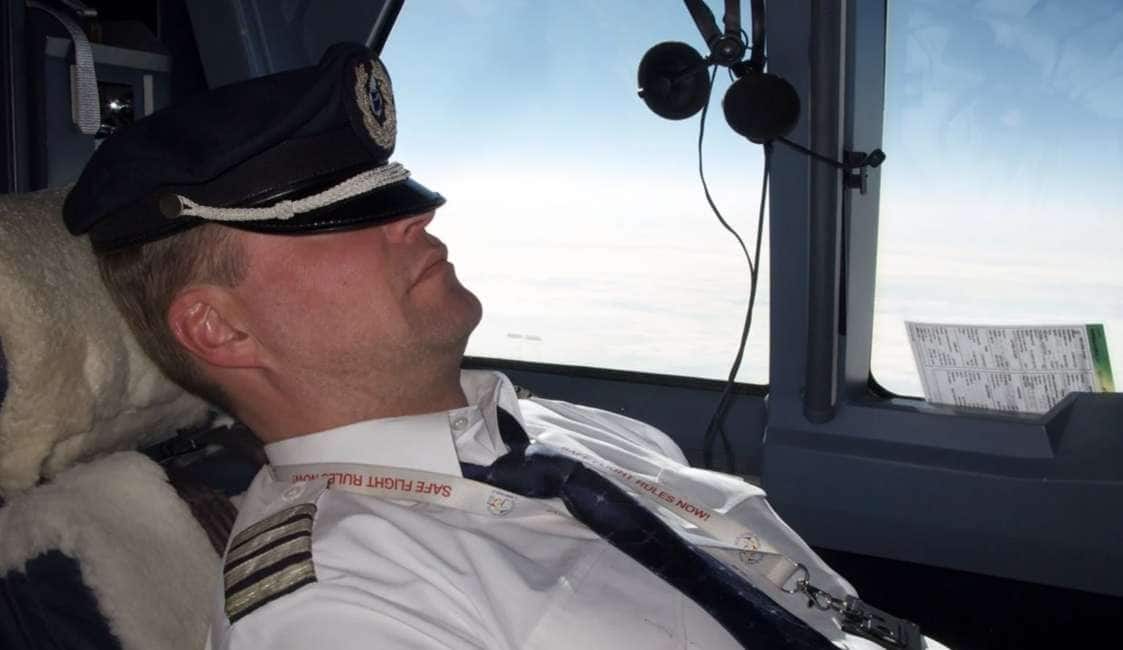 aereo pilota nel uniforme e casco seduta su il cabina di pilotaggio e  guardare a il