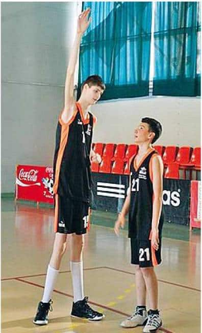 il gigante bambino:il cestista 14enne alto 2 metri e 26 che sogna di  diventare una stella del basket - Sport