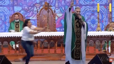 brasile, una donna corre sul palco e spinge un prete giu&#39; dal pulpito - il  video virale - Cronache