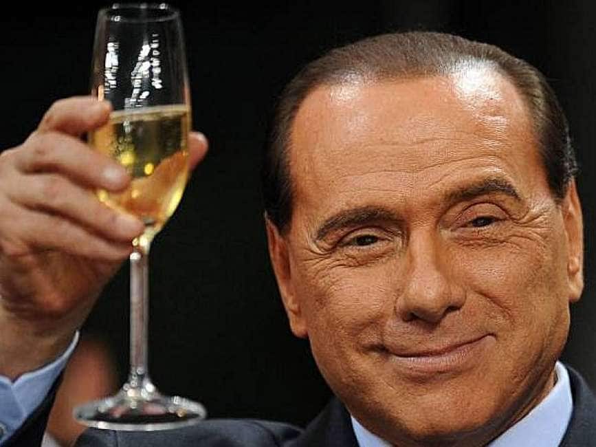 Auguri Di Natale Berlusconi.Gli Auguri Di Frank Cimini A Berlusconi Non Ci Sara Mai Piu Un Imputato Come Lei Politica