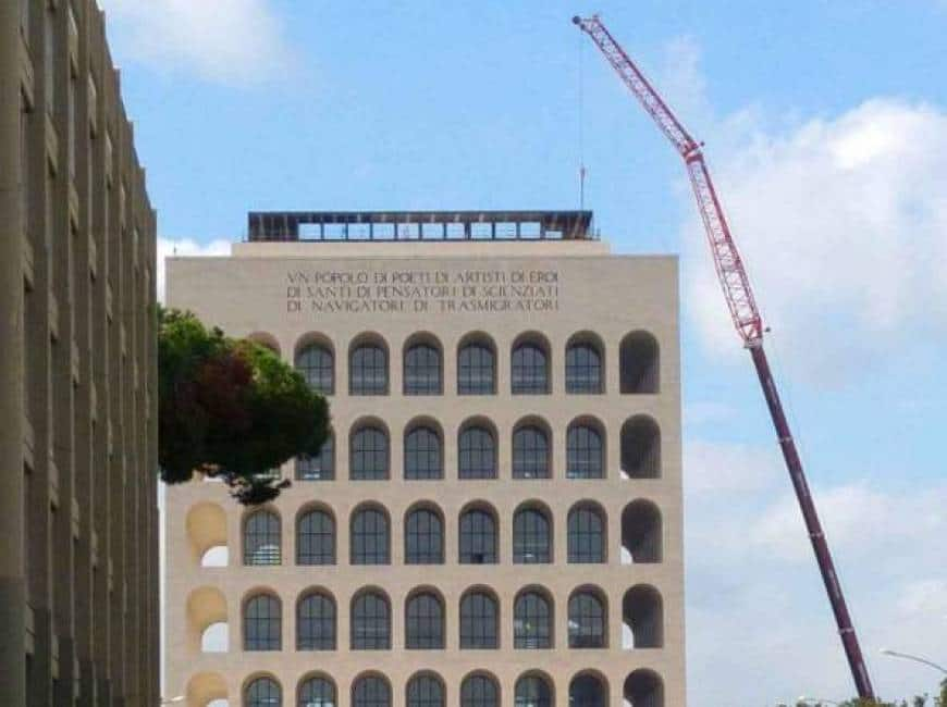 Sara Rimossa Dal Tetto Del Colosseo Quadrato Di Roma La Veranda In Metallo Messa Su Da Fendi Dagospia