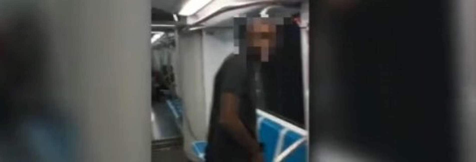 a roma un testa di cazzo si mette a urinare dentro il vagone della metro  ripreso dagli amici - Cronache